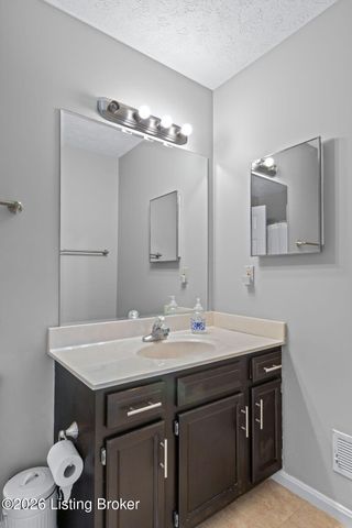 4600 Wooded Oak Cir, Louisville, KY 40245