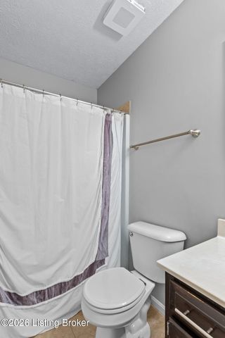 4600 Wooded Oak Cir, Louisville, KY 40245
