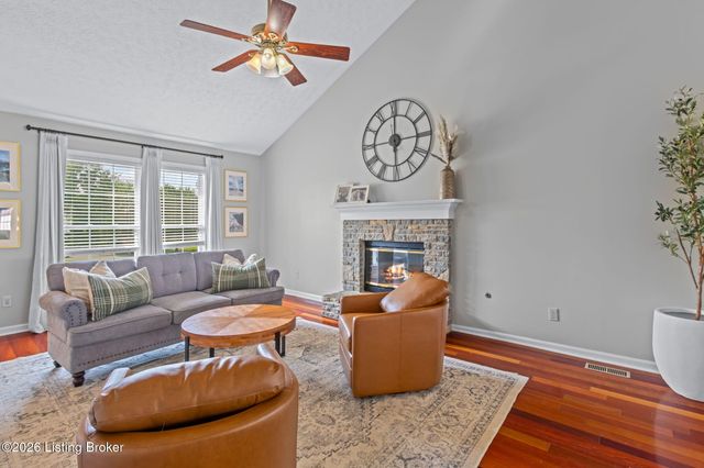 4600 Wooded Oak Cir, Louisville, KY 40245