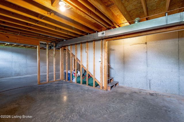 4600 Wooded Oak Cir, Louisville, KY 40245
