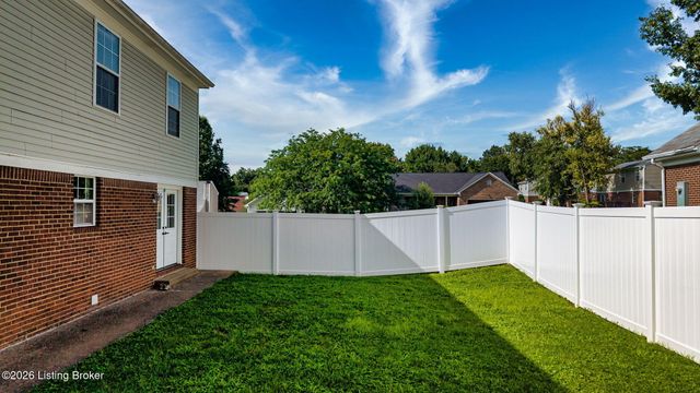 4600 Wooded Oak Cir, Louisville, KY 40245