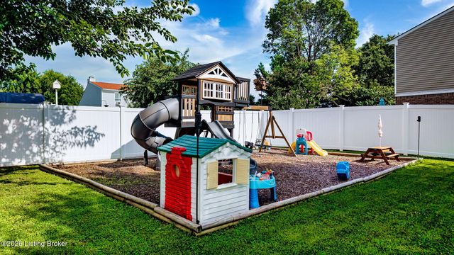 4600 Wooded Oak Cir, Louisville, KY 40245