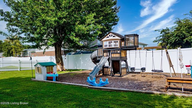 4600 Wooded Oak Cir, Louisville, KY 40245