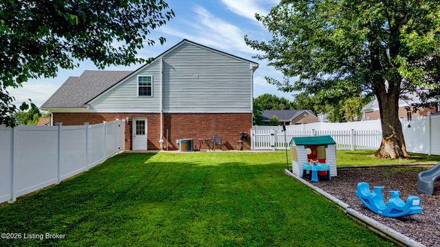 4600 Wooded Oak Cir, Louisville, KY 40245