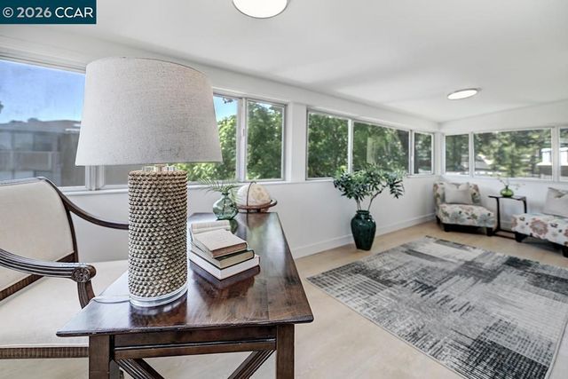 2916 Tice Creek 11, Walnut Creek, CA 94595