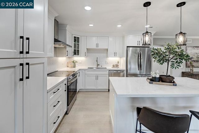 2916 Tice Creek 11, Walnut Creek, CA 94595