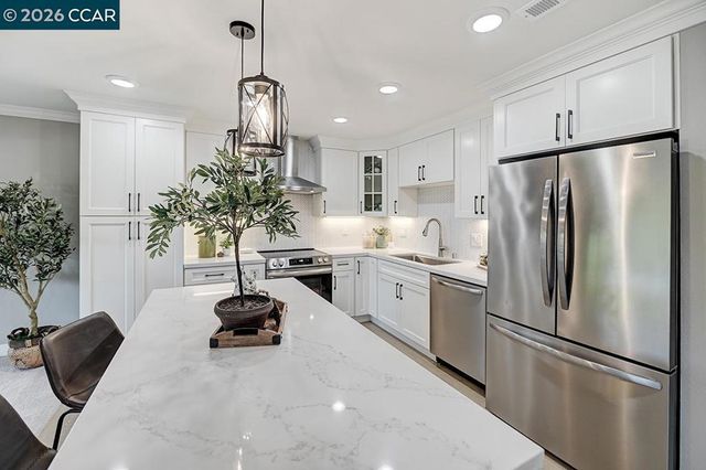 2916 Tice Creek 11, Walnut Creek, CA 94595