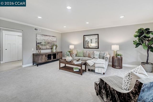 2916 Tice Creek 11, Walnut Creek, CA 94595