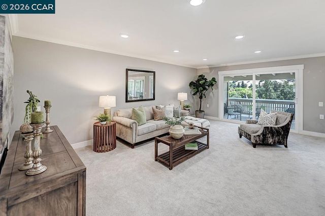 2916 Tice Creek 11, Walnut Creek, CA 94595
