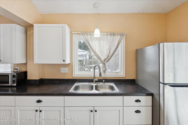 320 E Hodge Avenue, Lansing, MI 48910