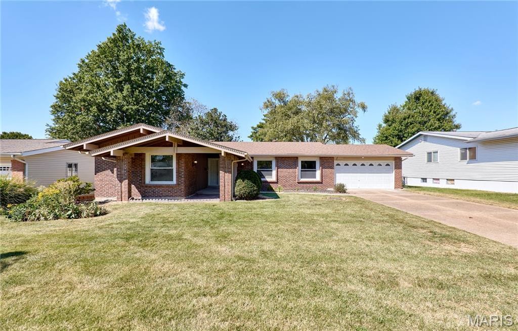 7565 English Coach Lane, Hazelwood, MO 63042