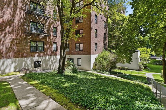 196 Garth Road 2F, Scarsdale, NY 10583
