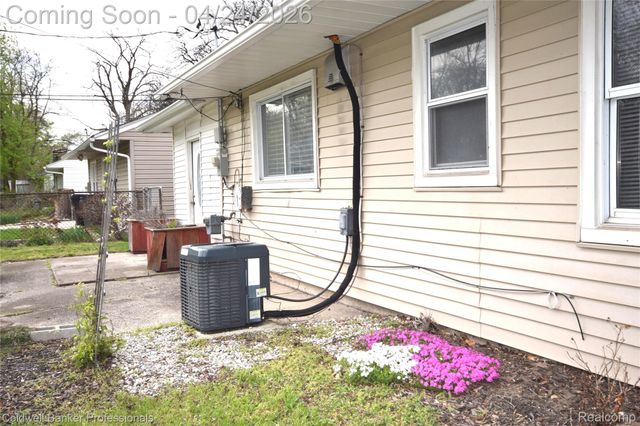 10311 Saratoga Street, Oak Park, MI 48237