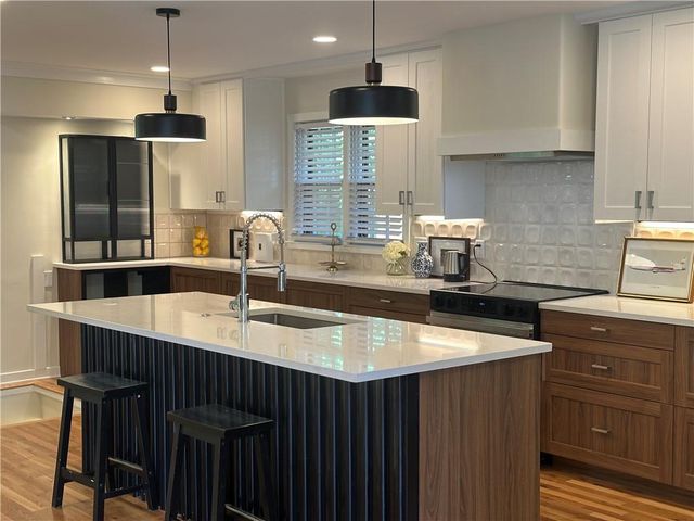 8020 Juniper Street, Prairie Village, KS 66208