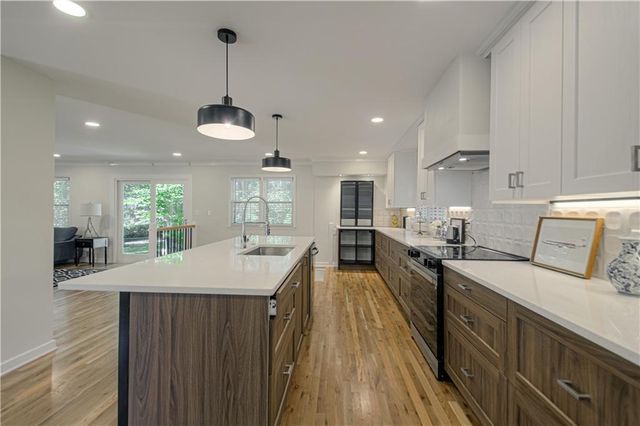 8020 Juniper Street, Prairie Village, KS 66208