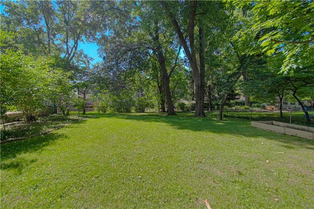 8020 Juniper Street, Prairie Village, KS 66208