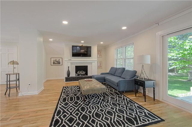 8020 Juniper Street, Prairie Village, KS 66208