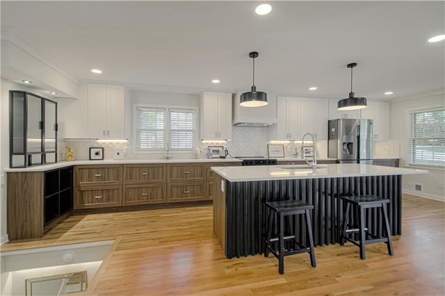 8020 Juniper Street, Prairie Village, KS 66208