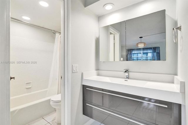 450 Paradise Isle Blvd 204, Hallandale Beach, FL 33009