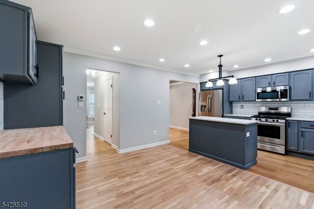 87 Hampshire Dr, Mendham Boro, NJ 07945