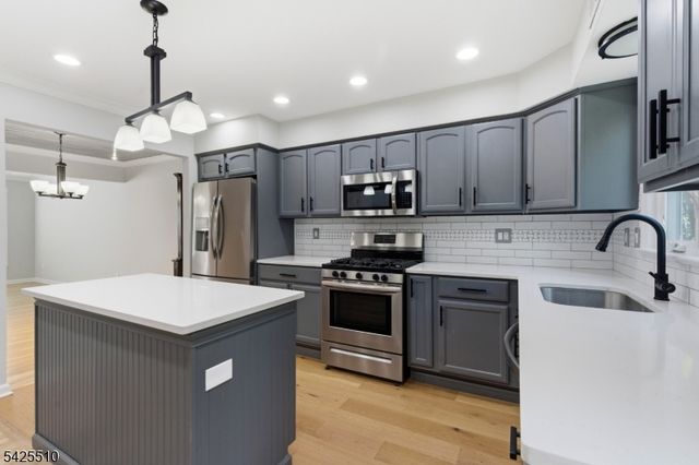 87 Hampshire Dr, Mendham Boro, NJ 07945