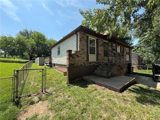 816 NW Oxford Drive, Blue Springs, MO 64015