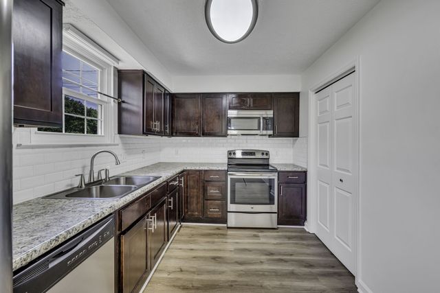 200 Deerpoint Ct, Hendersonville, TN 37075