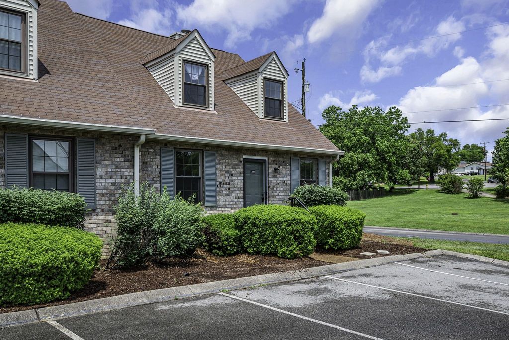 200 Deerpoint Ct, Hendersonville, TN 37075