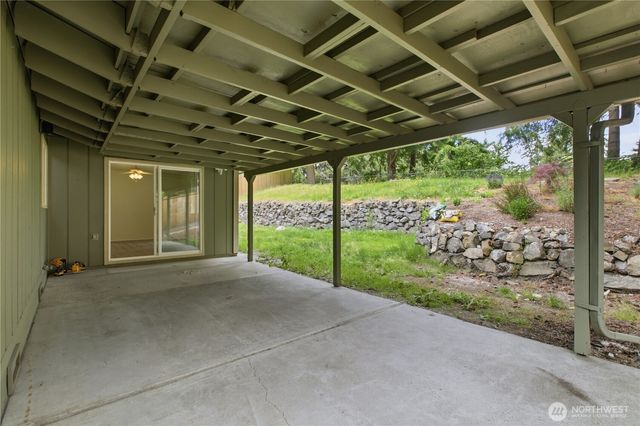 348 NE Holly Leaf Lane, Bremerton, WA 98311