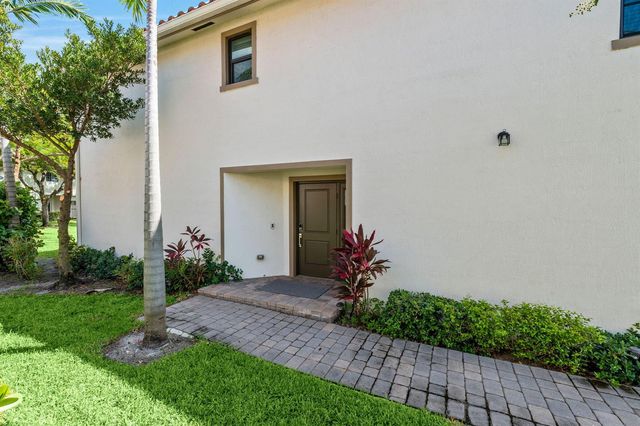6001 Woods Edge Circle, Riviera Beach, FL 33410