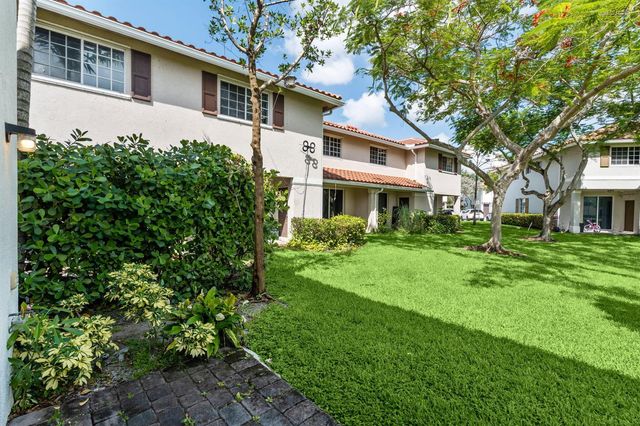 6001 Woods Edge Circle, Riviera Beach, FL 33410