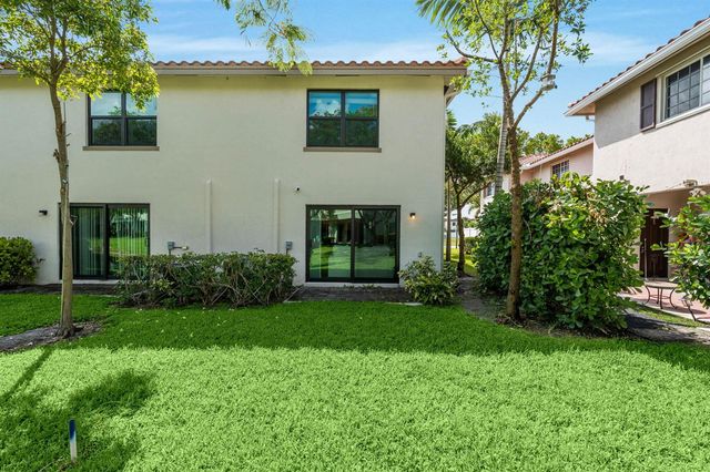 6001 Woods Edge Circle, Riviera Beach, FL 33410