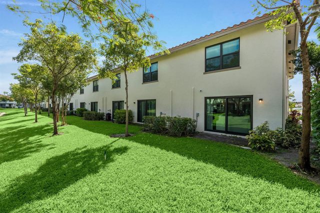 6001 Woods Edge Circle, Riviera Beach, FL 33410