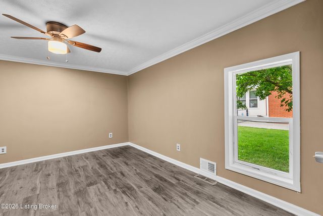 1012 Cristland Rd, Louisville, KY 40214