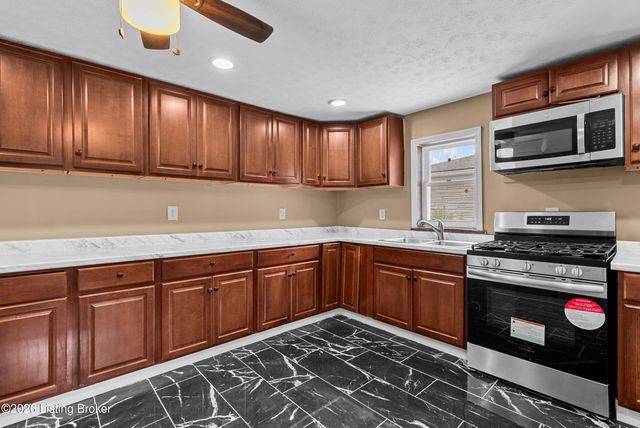 1012 Cristland Rd, Louisville, KY 40214