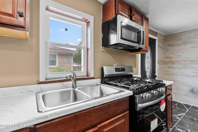 1012 Cristland Rd, Louisville, KY 40214