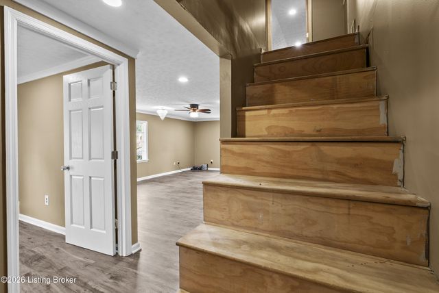 1012 Cristland Rd, Louisville, KY 40214