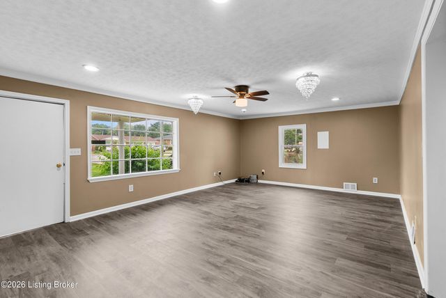 1012 Cristland Rd, Louisville, KY 40214