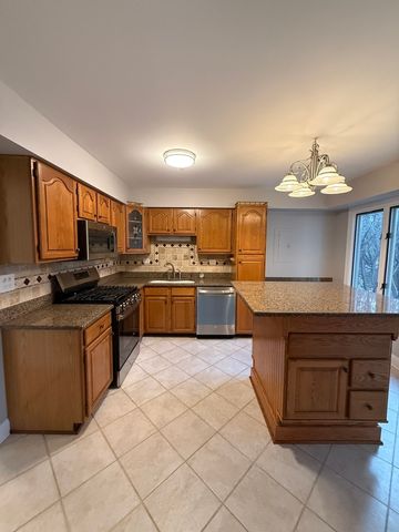 306 Brookdale Drive A, Bloomingdale, IL 60108