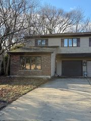 306 Brookdale Drive A, Bloomingdale, IL 60108