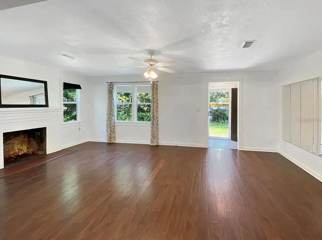 824 NE 9TH AVENUE, Gainesville, FL 32601