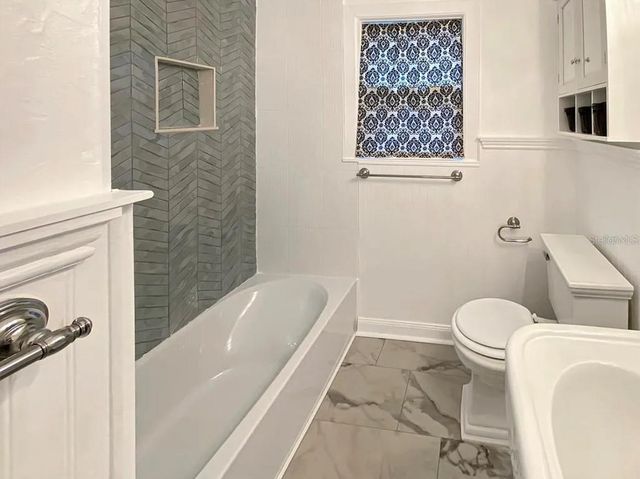 824 NE 9TH AVENUE, Gainesville, FL 32601