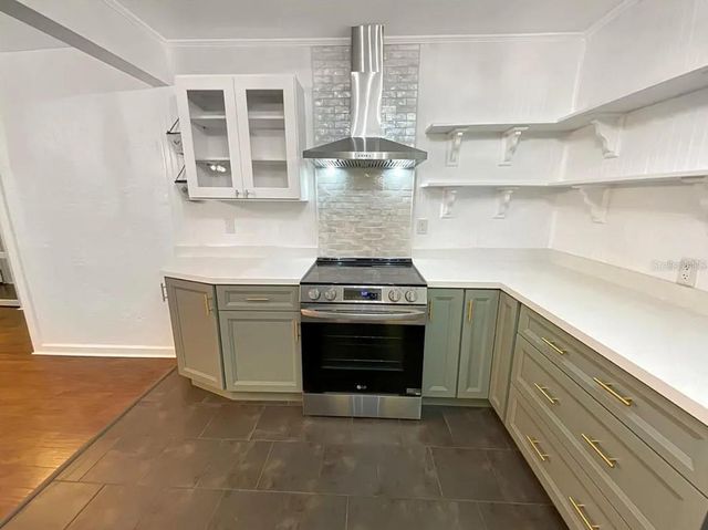 824 NE 9TH AVENUE, Gainesville, FL 32601