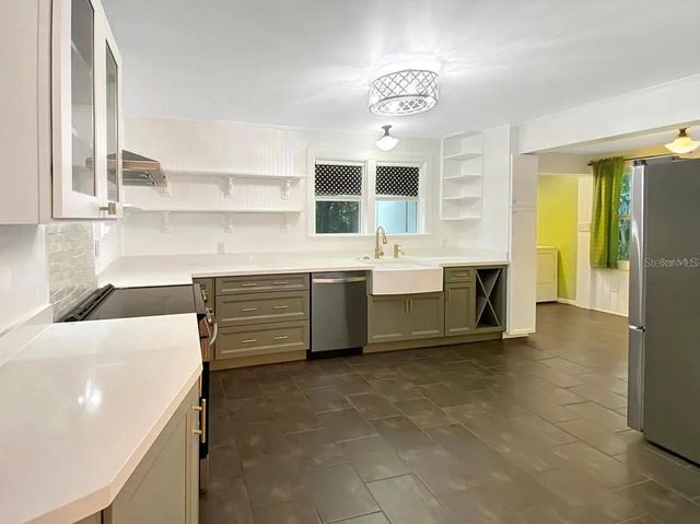 824 NE 9TH AVENUE, Gainesville, FL 32601