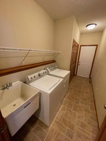 2333 Olivia Court E, Maplewood, MN 55119