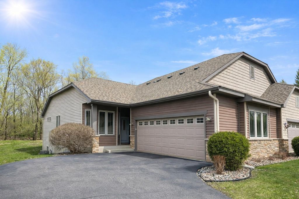 2333 Olivia Court E, Maplewood, MN 55119