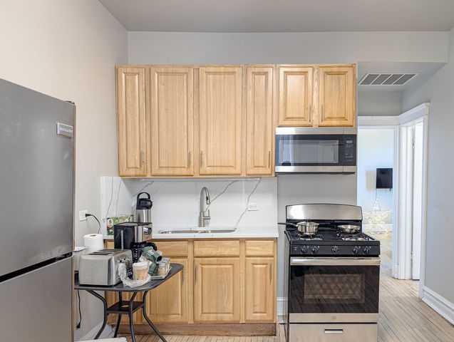 2838 W Roosevelt Road 3R, Chicago, IL 60612