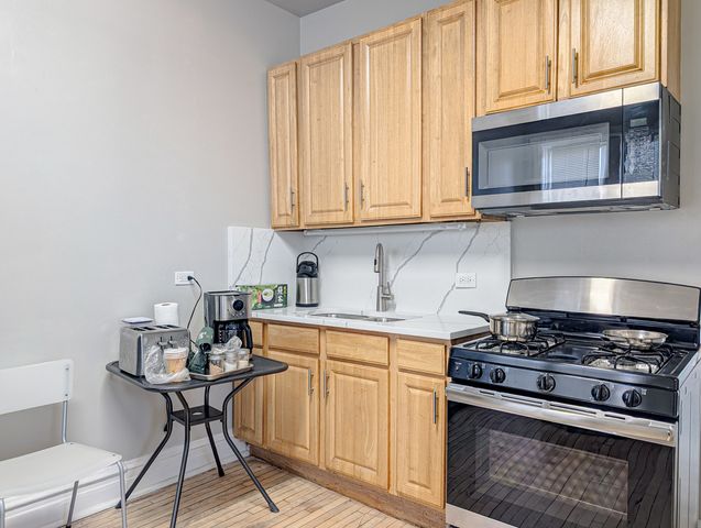 2838 W Roosevelt Road 3R, Chicago, IL 60612