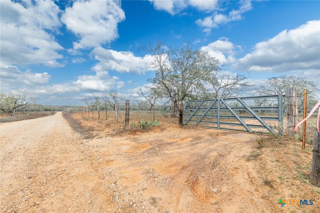 Image 6 of property listing at TBD County Road 113, Nixon, TX 78140