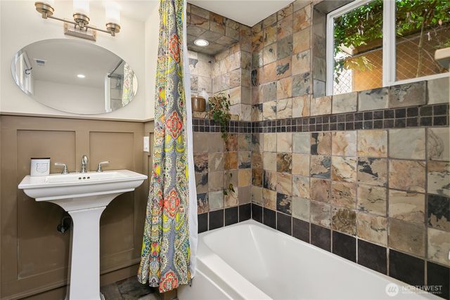 2407 11th Avenue E, Seattle, WA 98102